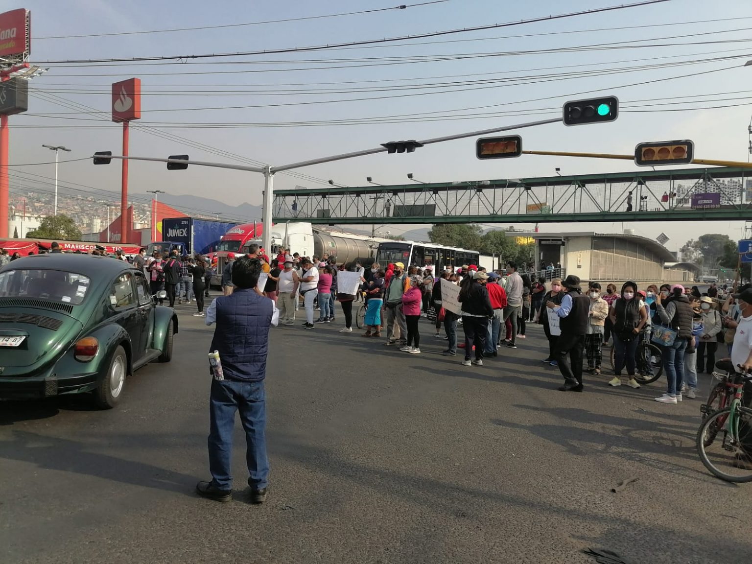 Vecinos de Ecatepec bloquean Vía Morelos